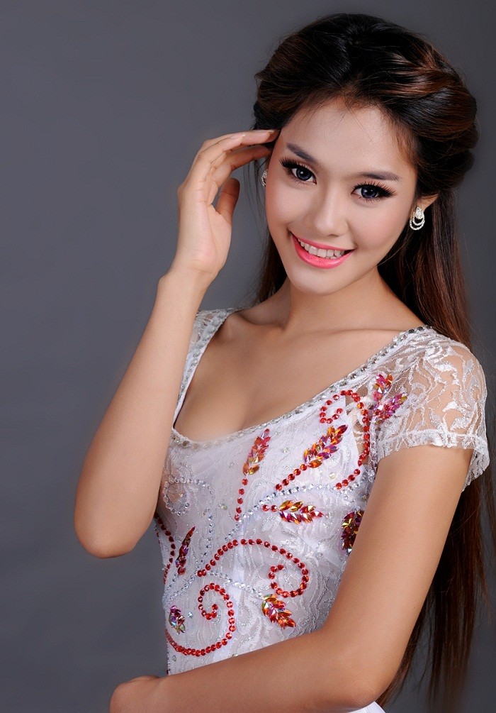 Linh Chi sinh năm 1990, đoạt giải Á khôi 2 của cuộc thi Miss Ngôi Sao 2011. <<NỮ SINH KINH BẮC DỊU DÀNG KHOE SẮC TRONG TÀ ÁO DÀI <<HOT GIRL CẨM TÚ ĐẸP LÃNG MẠN TRONG SẮC MÀU HOA CỎ <<NGỠ NGÀNG HOT GIRL CÓ VẺ ĐẸP GIỐNG CA SỸ BẢO THY <<NỮ SINH CĐ DU LỊCH ĐẸP DỊU DÀNG TRONG NẮNG THU <<HOTGIRL YẾN KOREA DIỆN ÁO DÀI ĐẸP HƠN CẢ MAI PHƯƠNG THÚY